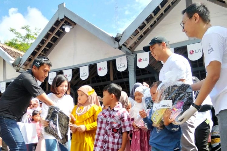 LG Makin Baik bagi Masyarakat, Bagikan 1000 Paket Makanan Bergizi, Cek Kesehatan Warga Tepus
