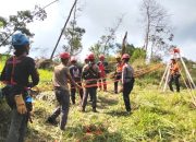 Peringati 17an, Relawan Kibarkan Bendera Raksasa di Atas Kali Kuning