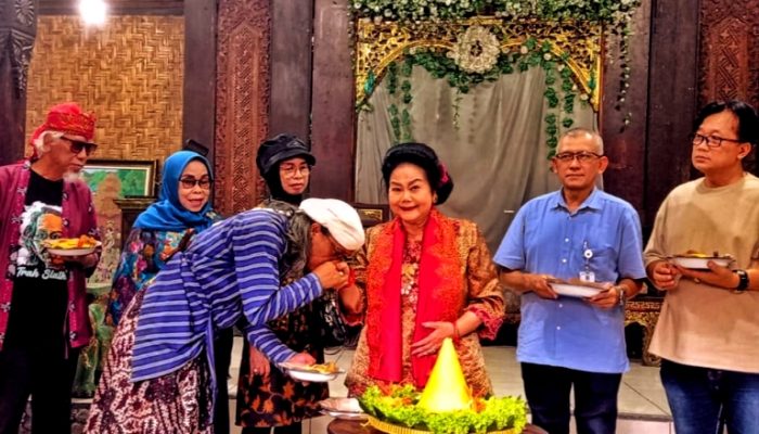 Prosesi Umbul Donga Iringi Tasyakuran Ulang Tahun ke-72 Yani Saptohoejodo