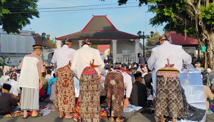 Ribuan Umat Islam Shalat Idul Fitri di Halaman Masjid  Gedhe Kauman