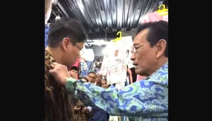 Sambangi Pasar Beringharjo, Sultan HB X Bantu Menkeu Purbaya Pakai Baju Surjan