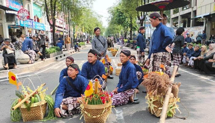 Berdiri di Podium, Sultan HB X Tersenyum Sambut Peserta Kirab Budaya