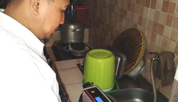 Petugas PDAM Tirtamarta Yogyakarta Cek Meteran