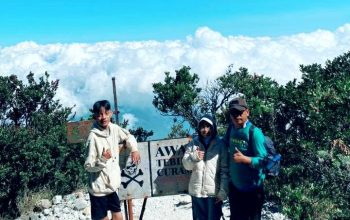 Melawan Lelah dan Lapar, Bocah Ini Menyerah di Pos Jolotundo