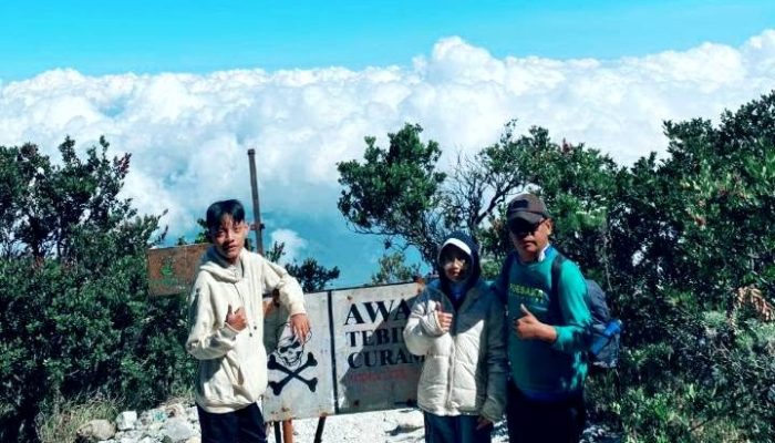 Melawan Lelah dan Lapar, Bocah Ini Menyerah di Pos Jolotundo