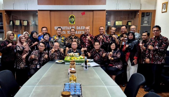 Ulang Tahun ke-56, Sekda Kota Yogyakarta Serahkan Tumpeng ke Kadri Renggono