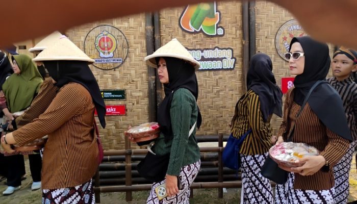 Ratusan Orang Saksikan Memetri Kaistimewan di Tamanmartani, Warga 22 Padukuhan Gelar Kirab, Usung Lima Jodang